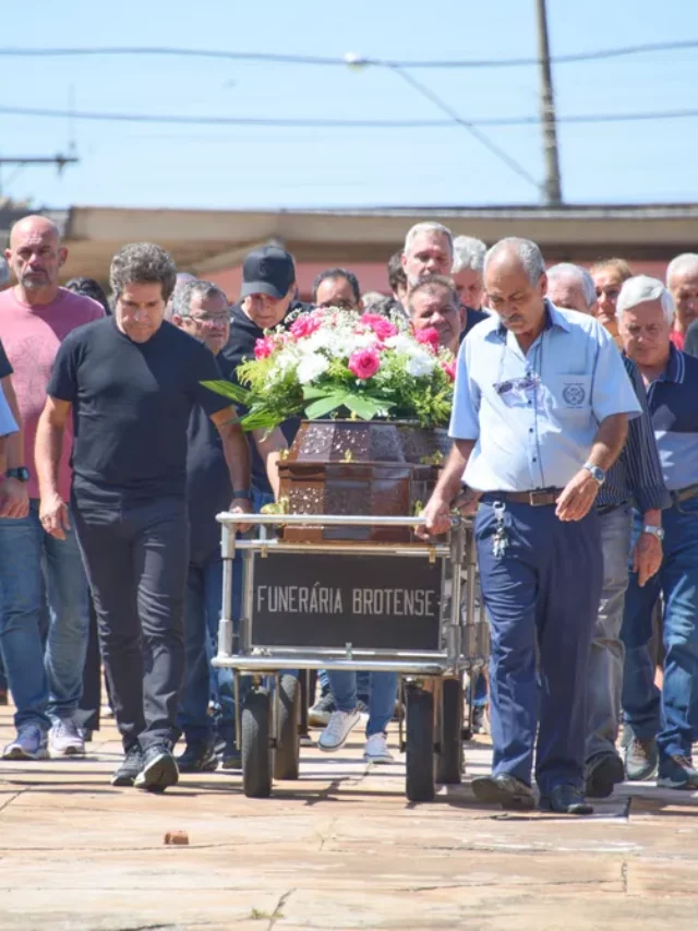 Cantor Daniel se despede da mãe, velada em Brotas, no interior de São Paulo